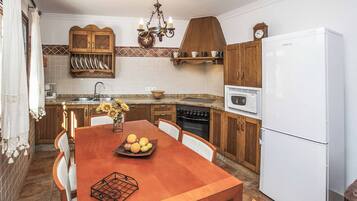 Een koelkast, een microgolfoven, een oven, een vaatwasser