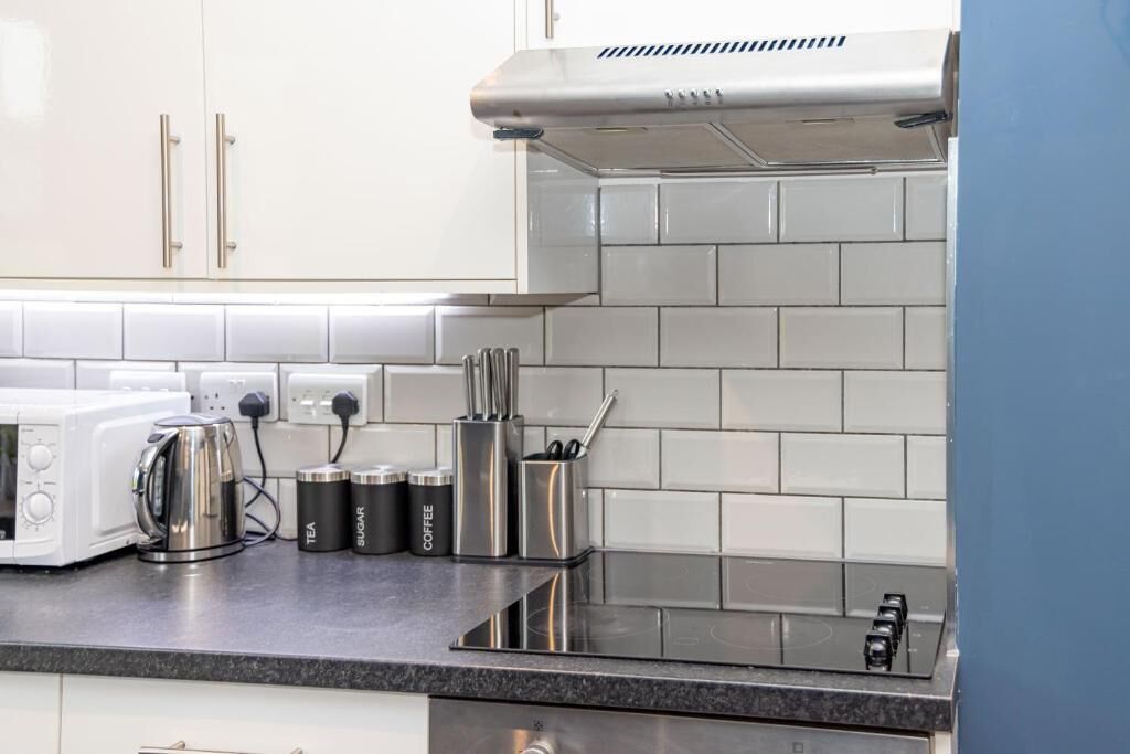 Geladeira, micro-ondas, fogão, lava-louças