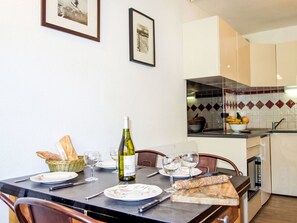 Fridge, dishwasher, cookware/dishes/utensils