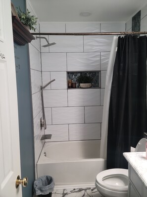 Een haardroger, handdoeken, zeep, shampoo