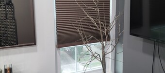 Charming 2-bedroom townhome in welcoming Sterling with AC, WiFi.