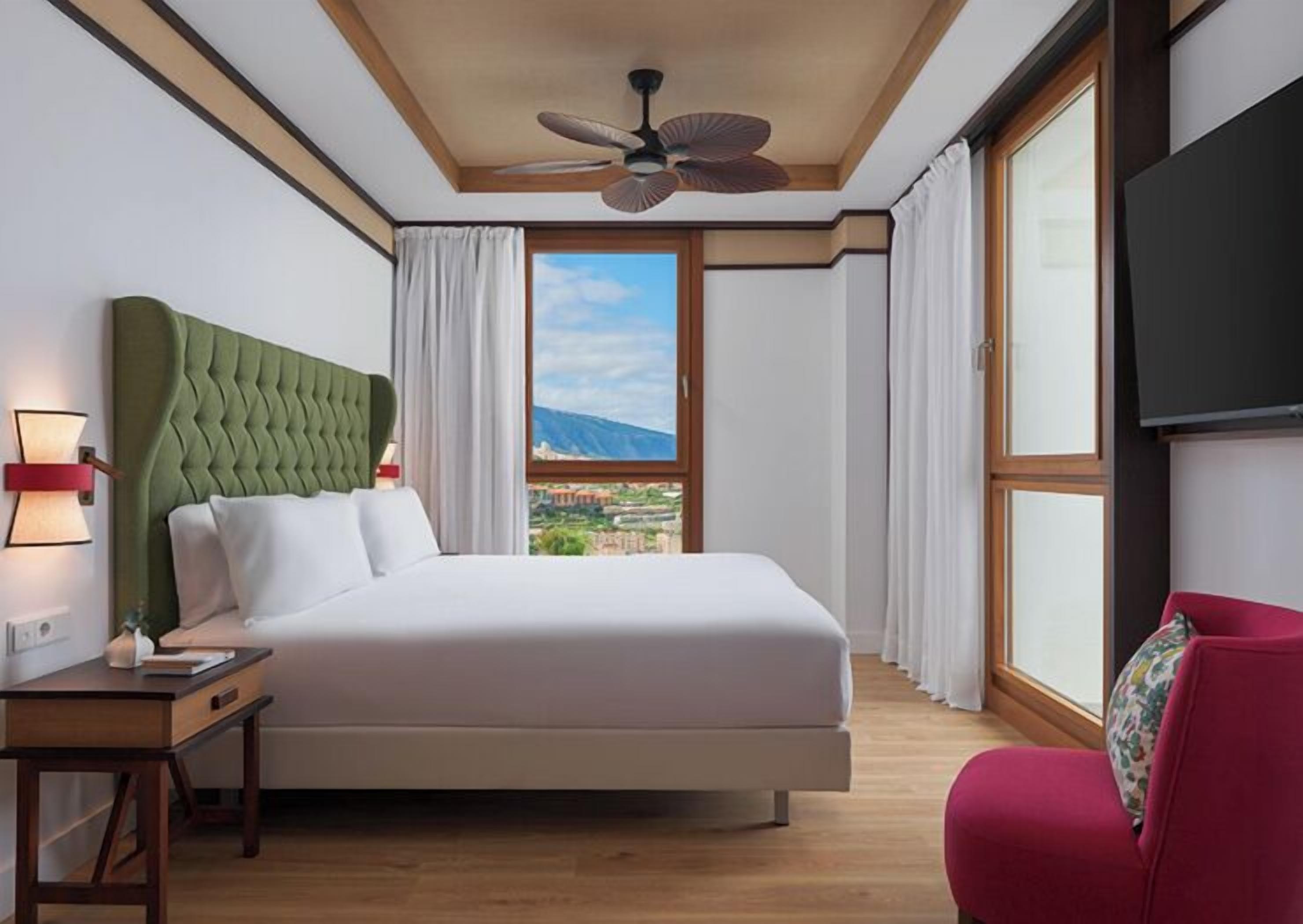 Minibar, coffres-forts dans les chambres, bureau, rideaux occultants