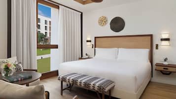 Minibar, caja de seguridad en la habitación y escritorio