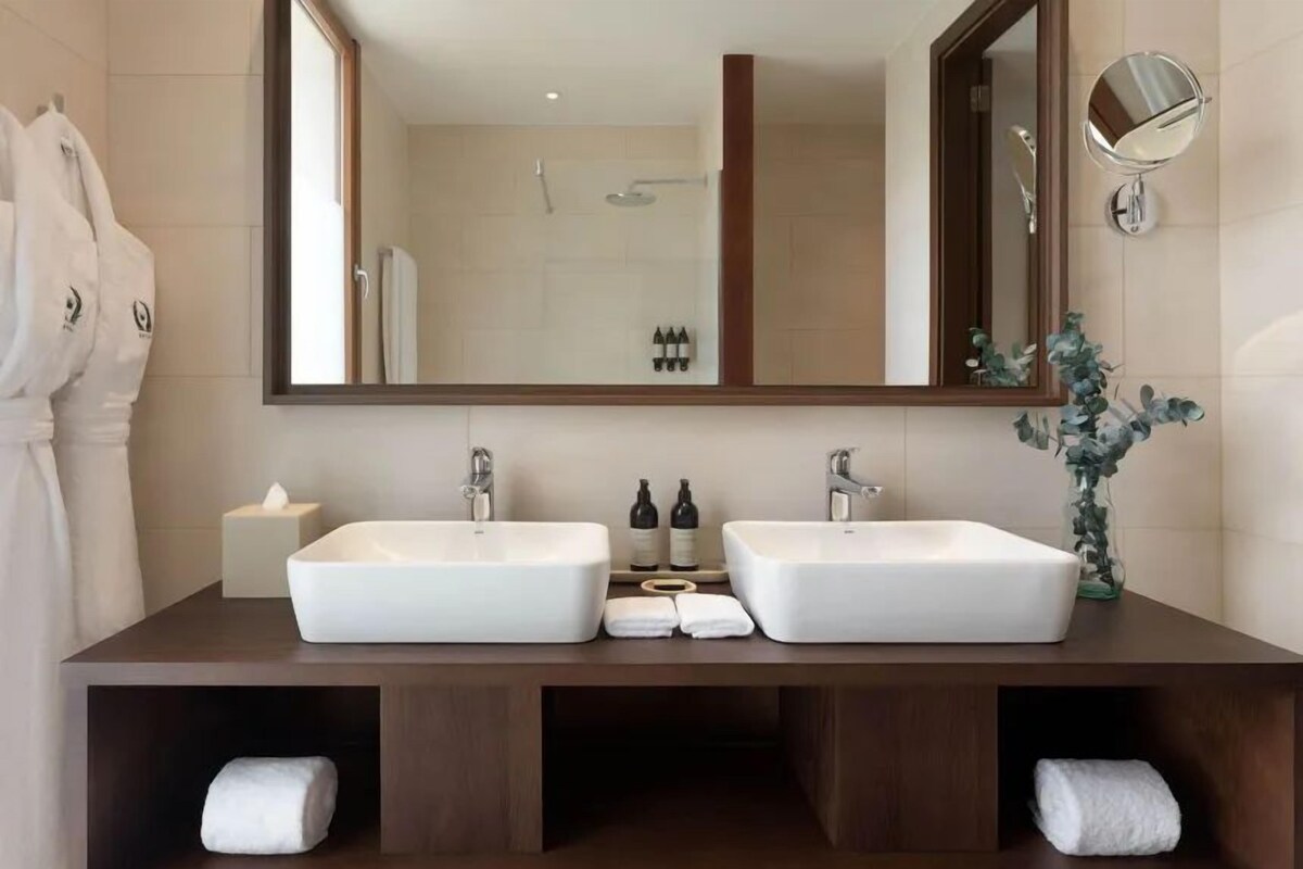 Baño | Artículos de higiene personal gratuitos, secador de pelo y zapatillas