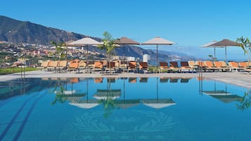 3 hồ bơi ngoài trời