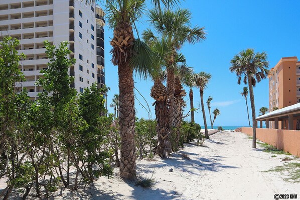 Beach - Gorgeous 3B/2B Island Condo At Bella Lago, Pool, Walk To Beach (Fort Myers Beach)