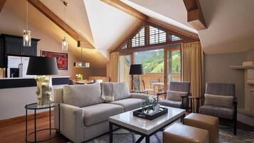 Smart TV, chimenea, libros