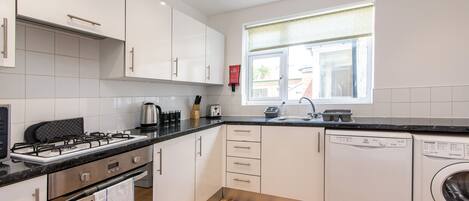 House, 3 Bedrooms | Private kitchen | Fridge, microwave, oven, stovetop