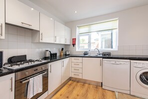 House, 3 Bedrooms | Private kitchen | Fridge, microwave, oven, stovetop - Gertrude House (Nottingham)