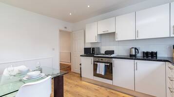 House, 3 Bedrooms | Private kitchen | Fridge, microwave, oven, stovetop