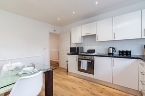 Rumah, 3 kamar tidur | Dapur pribadi | Lemari es, microwave, oven, dan kompor