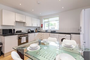 House, 3 Bedrooms | Private kitchen