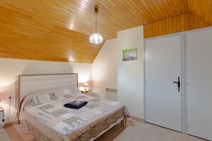 2 bedrooms, iron/ironing board, free WiFi