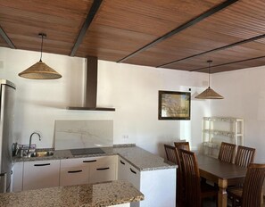 Réfrigérateur, micro-ondes, plaque de cuisson, cafetière/bouilloire