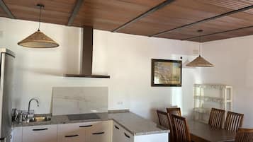 Réfrigérateur, micro-ondes, plaque de cuisson, cafetiÚre/bouilloire