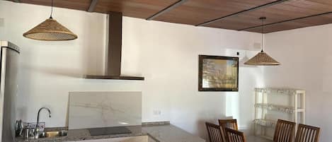 Réfrigérateur, micro-ondes, plaque de cuisson, cafetiÚre/bouilloire