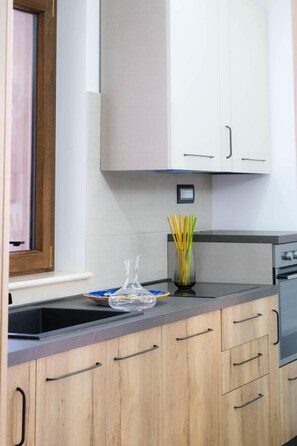 Frigorifero, microonde, forno, piano cottura