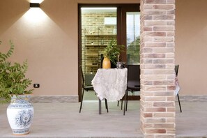 Outdoor dining - Room 'Stanza Dell'Olio' with Shared Terrace, Wi-Fi and Air Conditioning (Mazzarino)