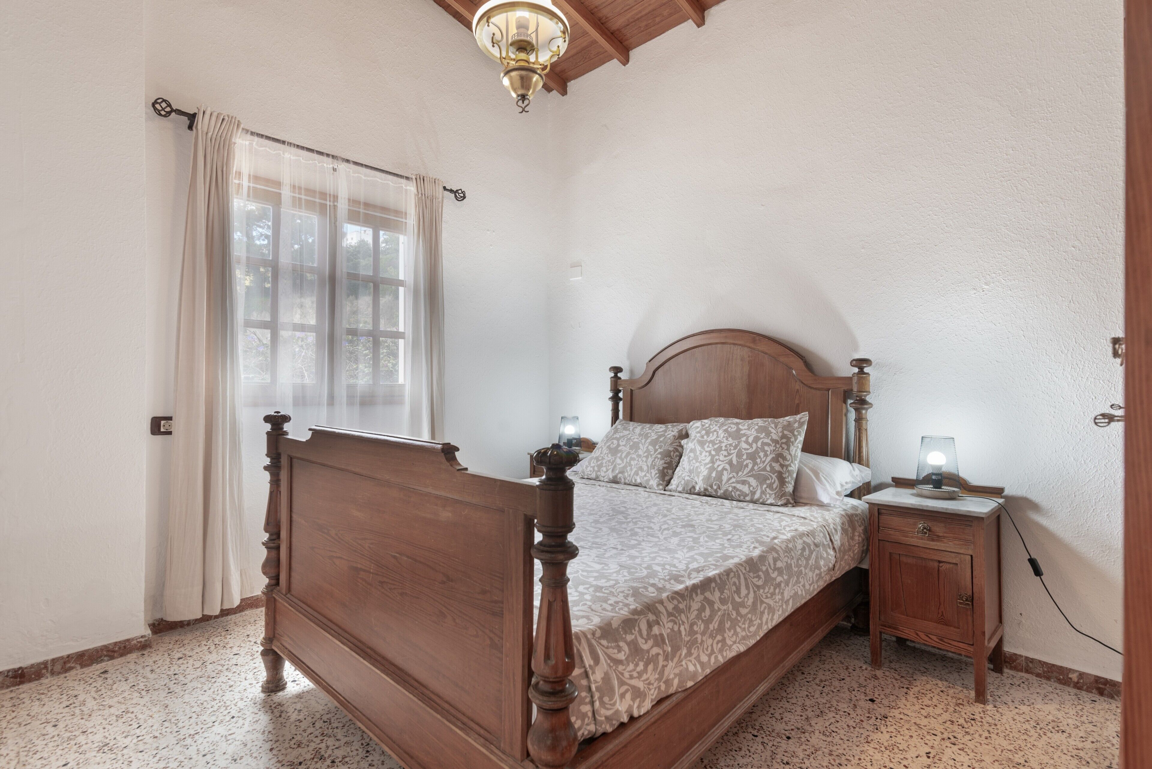 4 slaapkamers, een strijkplank/strijkijzer, gratis wifi, beddengoed