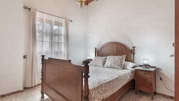 4 slaapkamers, een strijkplank/strijkijzer, gratis wifi, beddengoed