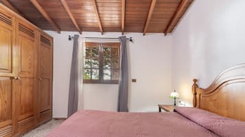 4 bedrooms, iron/ironing board, free WiFi, bed sheets