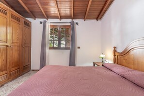 4 bedrooms, iron/ironing board, free WiFi, bed sheets