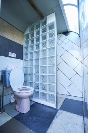 Cabin | Bathroom | Shower, towels, toilet paper - Little Lodge Glamping (Diss)
