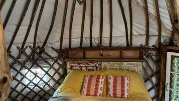 1 bedroom, bed sheets