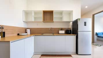 Fridge, stovetop