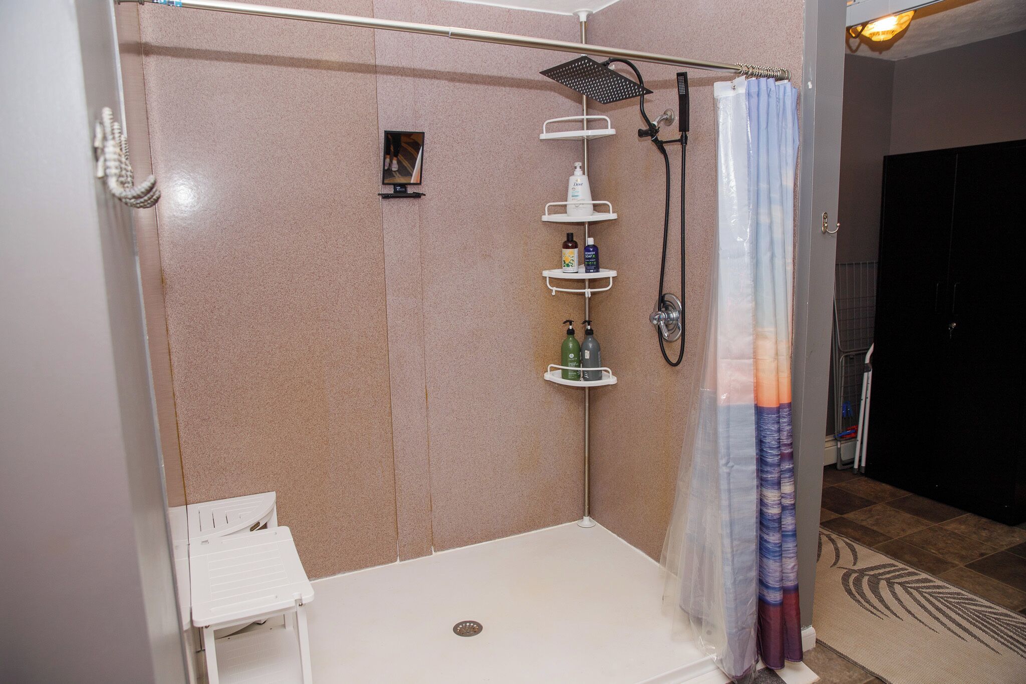 Een douche, een haardroger, een bidet, handdoeken