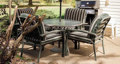 Cozy stay on 10acres. Walk to the lake any season: Swim, Fish, Wine, Ski, Relax.