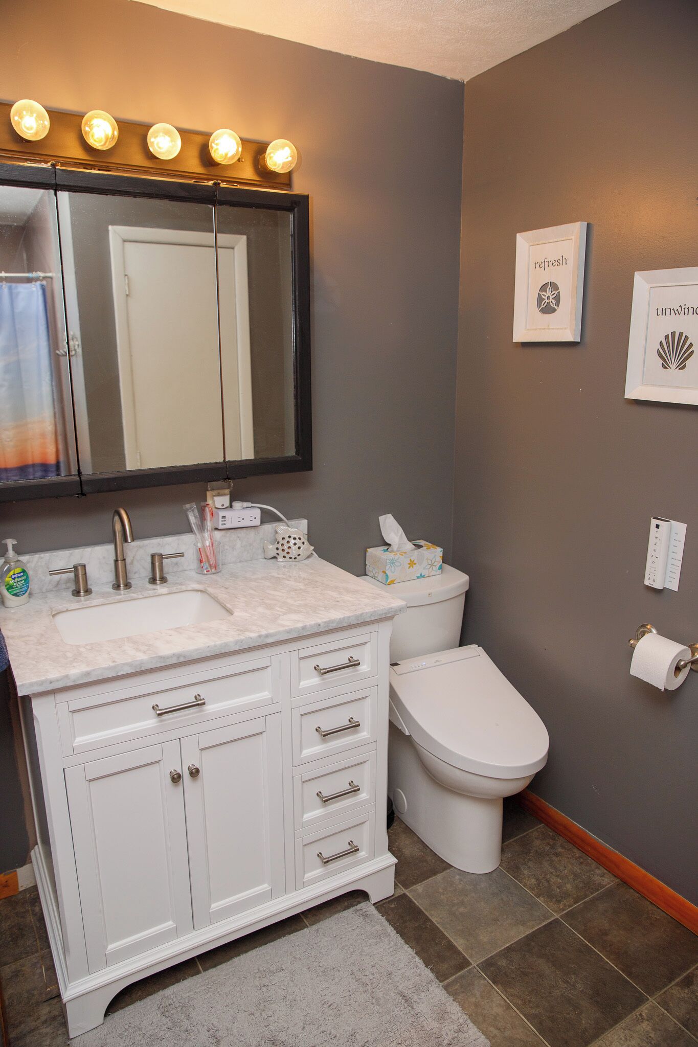 Shower, hair dryer, bidet, towels