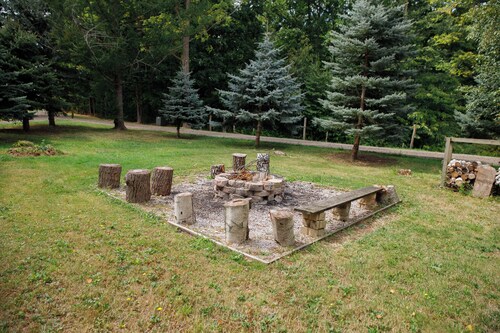 Cozy stay on 10acres. Walk to the lake any season: Swim, Fish, Wine, Ski, Relax.