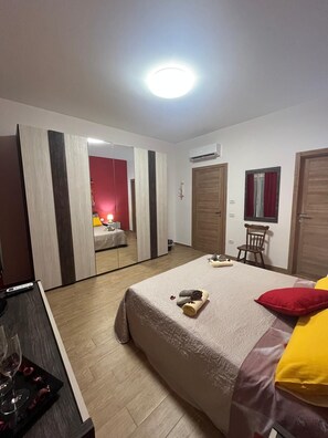 Comfort-Doppel- oder -Zweibettzimmer, Blick auf den Innenhof | Verdunkelungsvorhänge, Bügeleisen/Bügelbrett, kostenloses WLAN