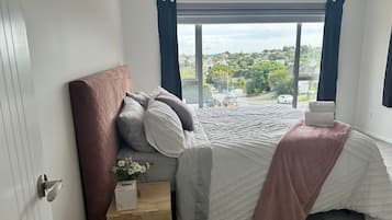 4 bedrooms, iron/ironing board, WiFi, bed sheets