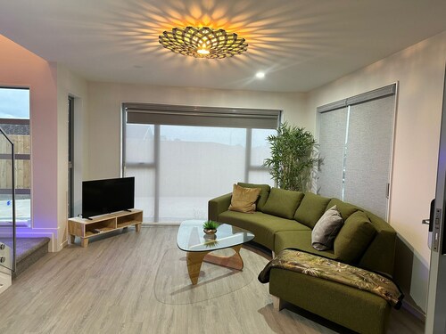 Seaviews central with Airport Proximity"