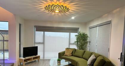 Seaviews central with Airport Proximity"