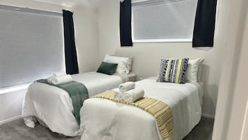 4 bedrooms, iron/ironing board, WiFi, bed sheets