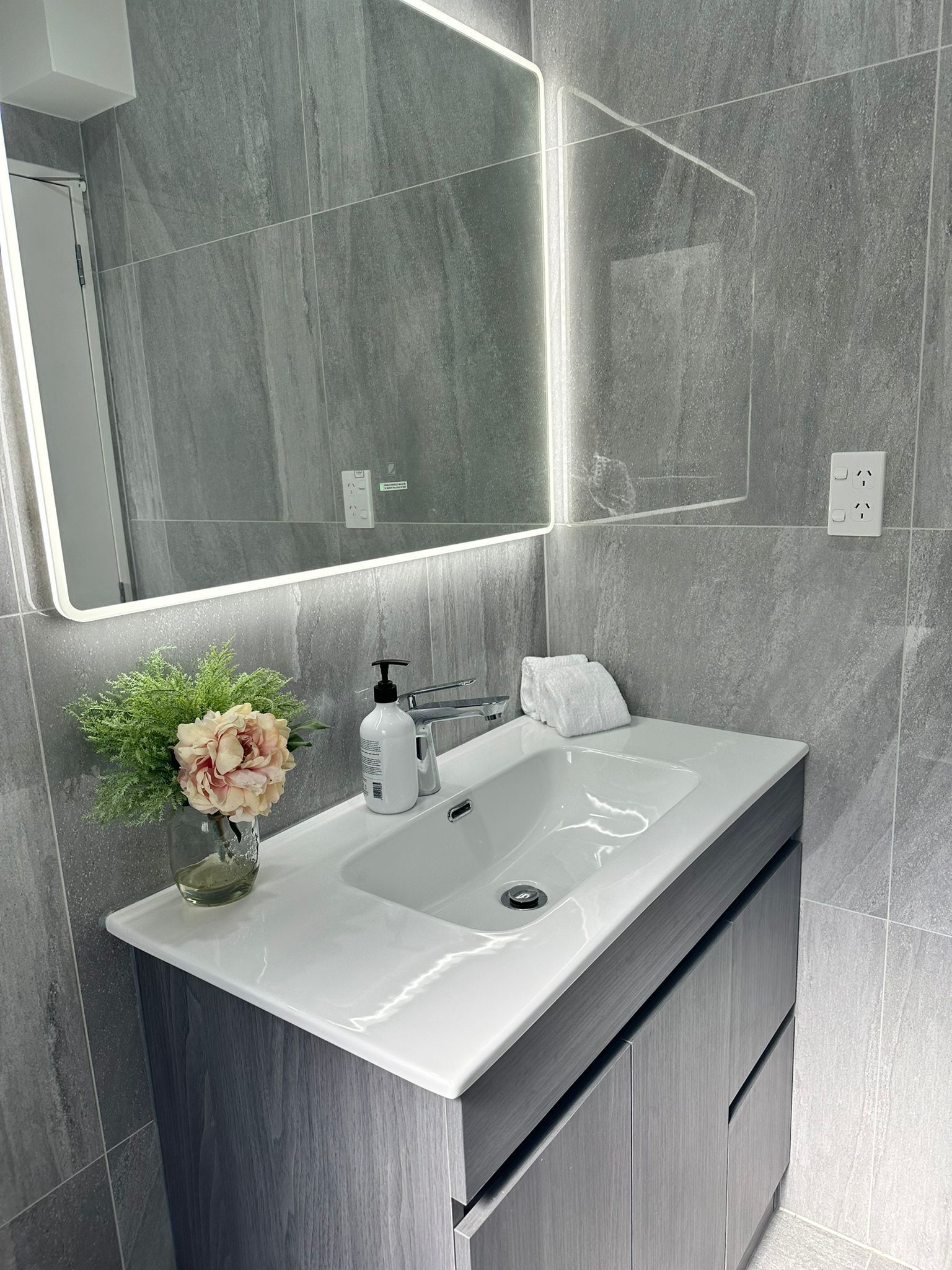 Ducha, secador de pelo, toallas y jabón