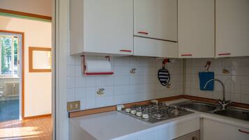 Kühlschrank, Ofen, Herdplatte, Wasserkocher