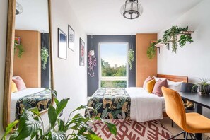 2 bedrooms, desk, iron/ironing board, travel crib - Boutique Brick Lane 2 BR Home Walk to Shoreditch (London)