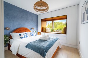 2 dormitorios, escritorio, tabla de planchar con plancha y cuna de viaje