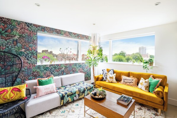 Smart TV, books, computer monitors - Brick Lane Family Friendly Home - Zone 1 (London)