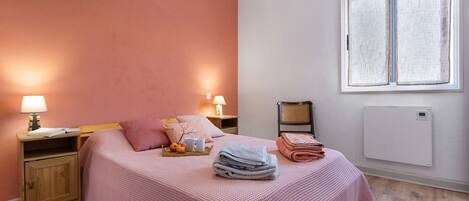 1 habitación, tabla de planchar con plancha, wifi gratis y ropa de cama