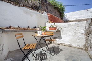 Outdoor dining - 'Habitación Drago' with Shared Terrace and Wi-Fi (Genovés)