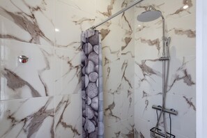 Shower, hair dryer, towels - 'Habitación Drago' with Shared Terrace and Wi-Fi (Genovés)