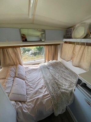 1 bedroom, bed sheets
