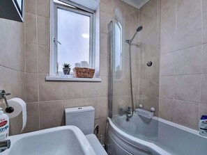 Douche, séchoir à cheveux, serviettes fournies, shampooing