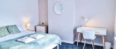 3 bedrooms, desk, iron/ironing board, WiFi