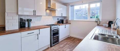 冰箱、微波炉、烤箱、炉灶